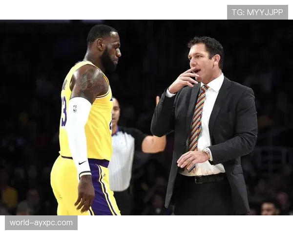 颜骏凌一边行走NBA富豪圈一边还得背锅，这生活我真看懵了